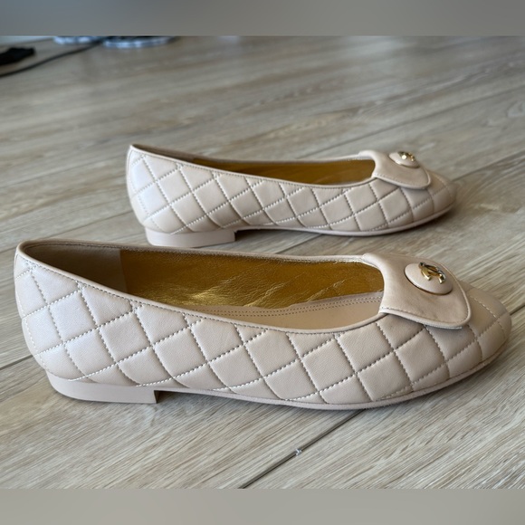 CHANEL Cream Quilted Ballet Flats 2024 with Gold Medallion CC Logo NWOT - Picture 6 of 7